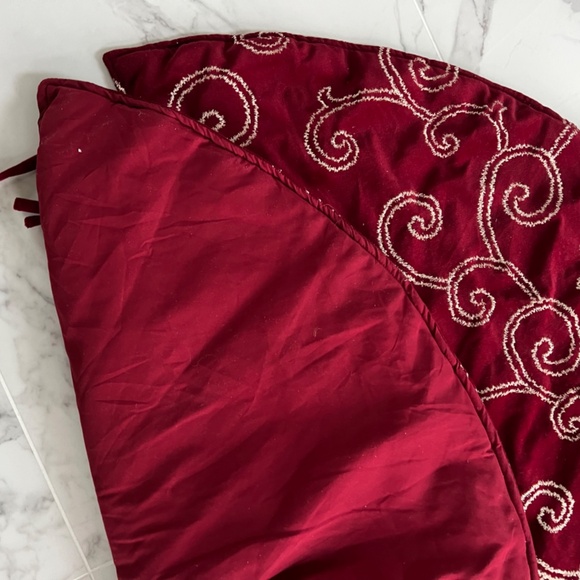 Gorgeous Chestnut Lane Plush Reversible Tree Skirt - Picture 3 of 6